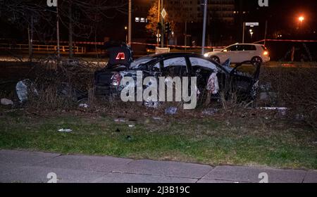 Berlino, Germania. 07th Apr 2022. Una macchina distrutta si trova tra i boschetti su Landesberger Allee. Mentre fuggiva dalla polizia, sospettati ladri diesel si scontrarono con un autobus BVG a Berlino-Marzahn. A causa dell'impatto, il conducente della vettura di fuga ha perso il controllo della sua auto il giovedì sera e ha scivolato su un verge d'erba, come riportato da un fotografo dpa. Credit: Paul Zinken/dpa/Alamy Live News Foto Stock