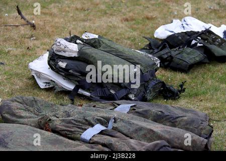 Non esclusiva: BUCHA, UCRAINA - 5 APRILE 2022 - elementi dell'uniforme russa sono disposti sul terreno in Bucha liberato, Regione di Kiev, U settentrionale Foto Stock