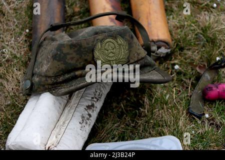 Non esclusiva: BUCA, UCRAINA - 5 APRILE 2022 - un cappello di un soldato russo si trova a terra nella regione liberata di Buca, Kiev, Ucraina settentrionale. Foto Stock