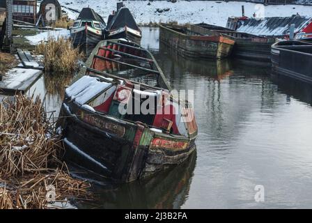 Barca a vela affondata in attesa di riparazione e restauro, bacino del canale, Black Country Living Museum, Dudley, Regno Unito Foto Stock