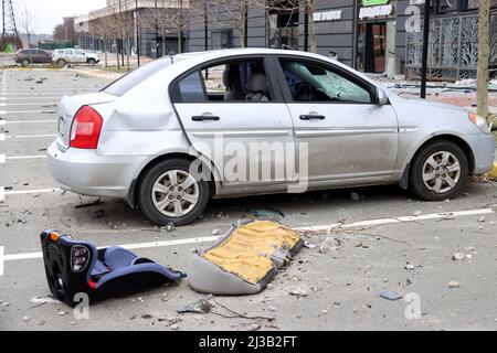Non esclusiva: BUCHA, UCRAINA - 5 APRILE 2022 - Un'auto è visto in un parcheggio dopo la liberazione della città dagli invasori russi, Bucha, Kyiv Reg Foto Stock