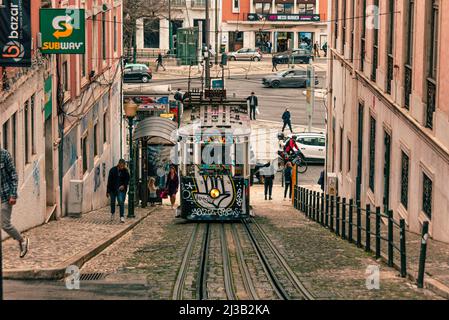 Stazione Hill di un Tam. Lisbona, molto ripido tram di Gloria Restauradores. Graffiti sui mezzi pubblici e case colorate Foto Stock