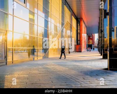 Mosca. Russia. Marzo 22, 2022. Persone alla facciata di vetro della stazione della metropolitana Michurinsky Prospekt a Mosca. Foto Stock