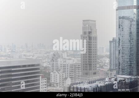 Grattacieli del centro della città di Bankok. Scarsa visibilità, smog, causato da polvere e fumo ad alto livello di inquinamento atmosferico PM2,5. Foto Stock