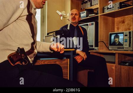 Mosca, URSS, agosto 1990; il video equipaggio dell'unità criminale KGB nella stanza della squadra presso la sede centrale del distretto di Mosca, che passa attraverso le riprese della scena criminale. Foto Stock