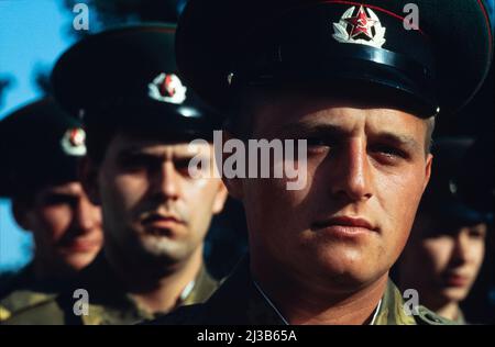 1990 guardie di frontiera KGB in parata a Gursfuv, la Crimea, URSS, agosto 1990 Foto Stock