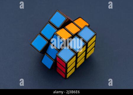 ISTANBUL, TURCHIA - 2 LUGLIO 2021: Cubo di Rubik su sfondo blu. Il cubo di Rubik inventato da un architetto ungherese Erno Rubik nel 1974. Foto Stock