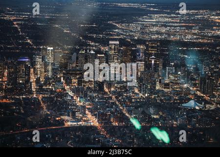 Vista aerea della città durante la notte con le luci della città Foto Stock