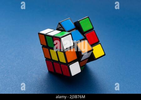 ISTANBUL, TURCHIA - 2 LUGLIO 2021: Cubo di Rubik su sfondo blu. Il cubo di Rubik inventato da un architetto ungherese Erno Rubik nel 1974. Foto Stock