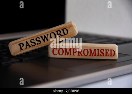 Testo compromesso da password su blocchi di legno sulla parte superiore di un laptop. Concetto aziendale Foto Stock