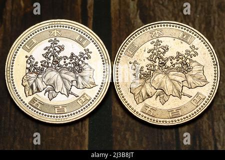 (Da L a R) campioni delle nuove e vecchie versioni delle monete giapponesi da 500 yen sono fotografati il 7 aprile 2022 a Tokyo, Giappone. L'ultima versione di moneta bicolore è stata emessa nella prima metà dell'anno fiscale 2021 per commemorare il 150th° anniversario del moderno sistema monetario. Credit: Rodrigo Reyes Marin/AFLO/Alamy Live News Foto Stock