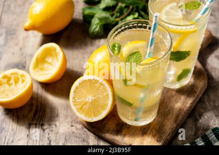 Bicchiere di limonata fresca sul tavolo di legno Foto Stock
