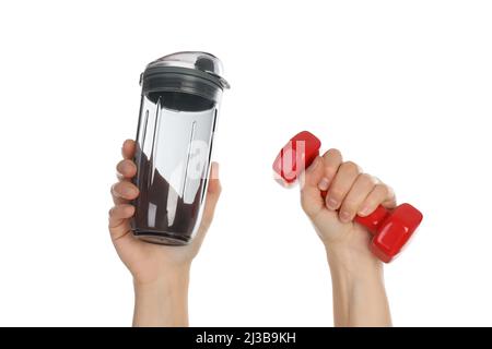 Le mani femminili tengono shaker e manubri, isolati su sfondo bianco Foto Stock