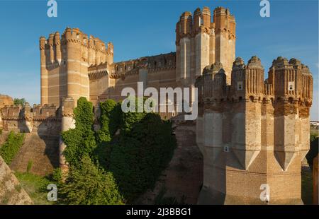 Coca, Provincia di Segovia, Castiglia e Leon, Spagna. Castillo de Coca. Castello di Coca. Esempio importante di architettura militare Mudéjar. Il castello era Foto Stock