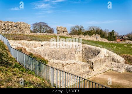 I resti della torre nel bailey interno al castello di Acre a Norfolk. Foto Stock