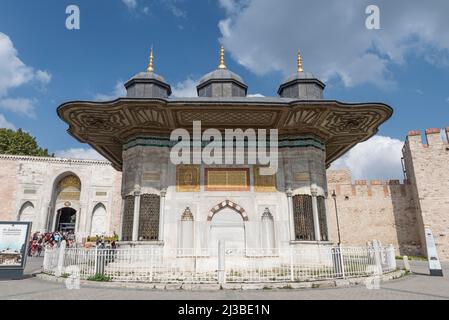 ISTANBUL, TURCHIA - 22 LUGLIO 2021: Fontana di Ahmed III. La fontana fu costruita nel 1728. In piedi tra Hagia Sophia e l'ingresso del Palazzo Topkapi, i Foto Stock
