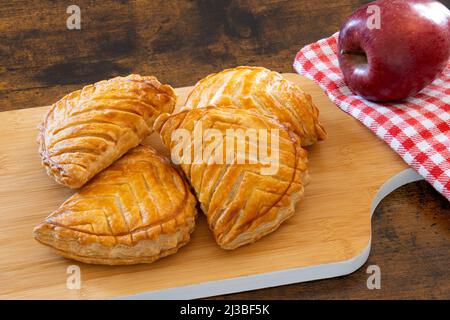 turnover di mele su sfondo di legno Foto Stock