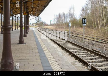 Piattaforma coperta con colonne in metallo d'epoca sulle rotaie della piccola stazione di campagna a Schonberg, Mecklenburg, Germania, focus selezionato, na Foto Stock