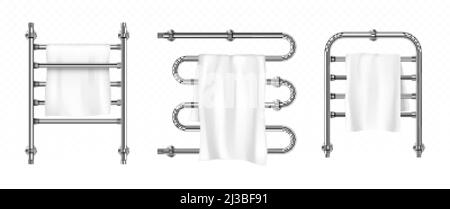 L'asciugamano è appeso all'essiccatore con guide metalliche. Radiatori cromati con tovaglioli bianchi per bagno o toilette. Serie vettoriale realistica di scaldasalviette in acciaio 3d Illustrazione Vettoriale