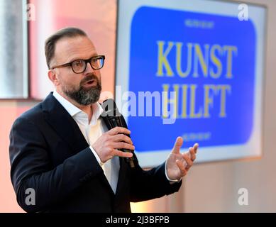 Duesseldorf, Germania. 07th Apr 2022. Walter Gehlen, direttore di 'Art Düsseldorf', spiega ai giornalisti il nuovo concetto di fiera ibrida di 'Art Düsseldorf'. Credit: Roberto Pfeil/dpa/Alamy Live News Foto Stock