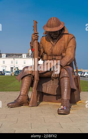 Tommy World War One, Soldato, scultura, Seaham, Odysseus gigante, Bellissimo tributo, guerra mondiale 1, incredibile statua, giardini commemorativi, arrugginito gigante, WW1. Foto Stock