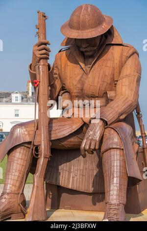 Tommy World War One, Soldato, scultura, Seaham, Odysseus gigante, Bellissimo tributo, guerra mondiale 1, incredibile statua, giardini commemorativi, arrugginito gigante, WW1. Foto Stock