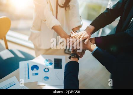 Il lavoro di squadra unisce il concetto insieme della mano, il team di affari che si leva in piedi le mani insieme, lavoro di carità del Volontario. Persone che si uniscono per il successo della cooperazione Foto Stock