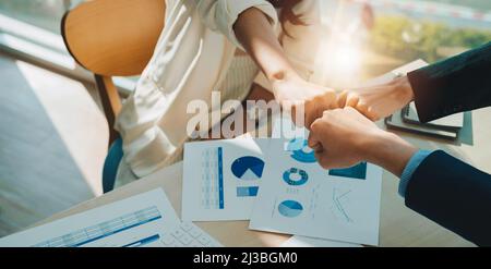 Teamwork Join Hands Support Together concetto di collaborazione. Gli uomini d'affari asiatici mostrano una mano simbolica per lo scopo promesso di raggiungere l'obiettivo Foto Stock