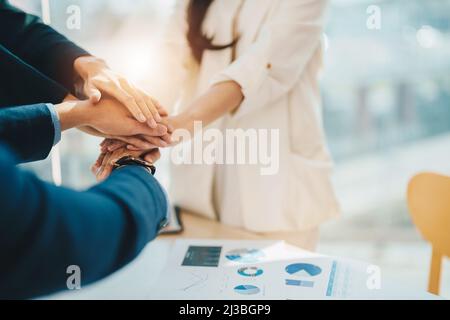 Il lavoro di squadra unisce il concetto insieme della mano, il team di affari che si leva in piedi le mani insieme, lavoro di carità del Volontario. Persone che si uniscono per il successo della cooperazione Foto Stock