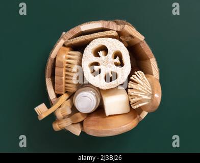 Secchio per sauna con cosmetici naturali biologici e accessori riutilizzabili per la cura della pelle e dei capelli sul verde. Vista dall'alto del produ ecologico di bellezza Foto Stock