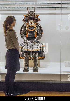 London UK 07 April 2022 Samurai Armor , 1537-1850Shakudo, Gold filigrana, smalto, seta, pelle The Queen’s Gallery, Buckingham Palace, 8 April 2022 – 26 February 2023 Paul Quezada-Neiman/Alamy Live News Foto Stock