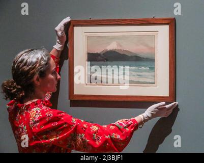 Londra UK 07 Aprile 2022 Monte Fuji da Miho,1935 Yoshida Hiroshi (. The Queen’s Gallery, Buckingham Palace, 8 aprile 2022 – 26 febbraio 2023 Paul Quezada-Neiman/Alamy Live News Foto Stock