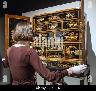 Londra UK 07 aprile 2022 Cabinet 1640-90, Wood Black and Gold laccato dorato bronzo, The Queen’s Gallery, Buckingham Palace, 8 aprile 2022 – 26 febbraio 2023 Paul Quezada-Neiman/Alamy Live News Foto Stock