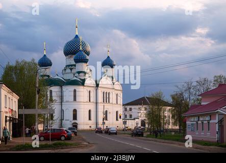 Uglich, Russia - 09 maggio 2019: Via dell'antica città provinciale russa di Uglich con una chiesa ortodossa. Cattedrale dell'Epifania del Signore Foto Stock