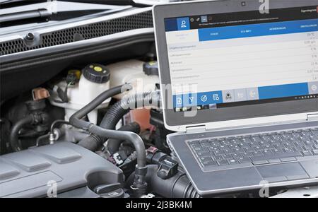 Diagnosi del veicolo nell'officina di riparazione automatica Foto Stock