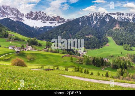 Dolomiti Alpe paesaggio montano nel villaggio di Santa Maddalena nella stagione primaverile, San Magdalena Italia Foto Stock