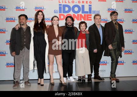 Roma, Italia. 07th Apr 2022. Roma, Piazza Cavour, foto del film "gli idoli delle donne". Nella foto: Cast Credit: Independent Photo Agency/Alamy Live News Foto Stock