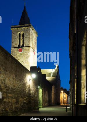 St Salvators College Chapel da Butts Wynd illuminato al crepuscolo University of St Andrews Fife Scotland Foto Stock