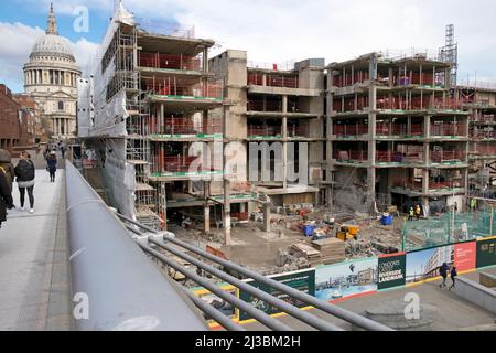 Un edificio di sviluppo del Millennium Bridge in costruzione sul fiume Tamigi nella primavera del 2022 Città di Londra Gran Bretagna KATHY DEWITT Foto Stock
