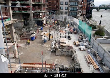 Un edificio di sviluppo del Millennium Bridge in costruzione sul fiume Tamigi nella primavera del 2022 Città di Londra Gran Bretagna KATHY DEWITT Foto Stock