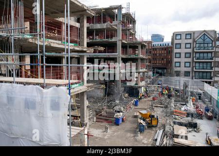 Un edificio di sviluppo del Millennium Bridge in costruzione sul fiume Tamigi nella primavera del 2022 Città di Londra Gran Bretagna KATHY DEWITT Foto Stock