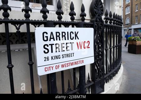 Garrick Street WC2 City of Westminster Street segno e nero ornamentale ferro ringhiera in ferro a Londra Inghilterra Regno Unito KATHY DEWITT Foto Stock