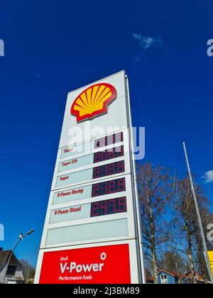 Un'immagine verticale dell'esposizione dei prezzi molto elevati della benzina di una stazione di benzina Shell in Germania Foto Stock