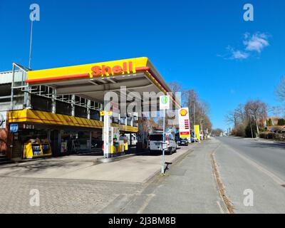 La vista del distributore di benzina di marca Shell in una giornata di sole con i prezzi elevati della benzina Foto Stock