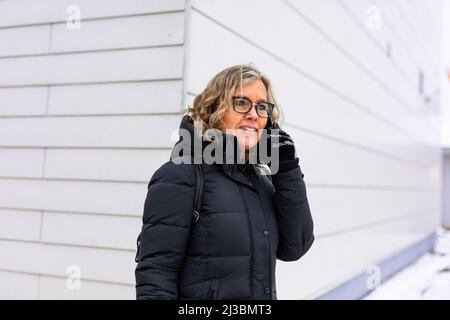 Donna anziana che parla al telefono all'aperto Foto Stock