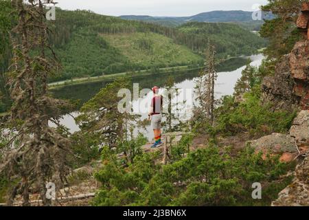 Escursionista in piedi vicino al lago Foto Stock