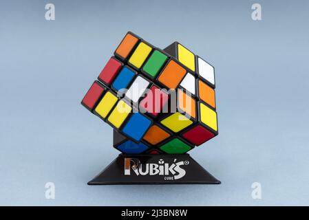 ISTANBUL - TURCHIA - 30 LUGLIO 2018: Cubo di Rubik su sfondo nero. Cubo di Rubik inventato da un architetto ungherese Erno Rubik nel 1974. Foto Stock