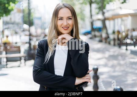 ritratto di una giovane donna d'affari fiduciosa . primo piano. Foto Stock