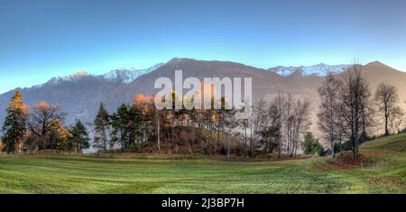 Splendida vista sulle montagne intorno alla piccola località di Stams in Tirolo, nella valle dell'alta locanda. Foto Stock