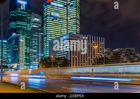 Senna vuota di notte a Parigi con Torre Eiffel e riflessi luminosi Foto Stock